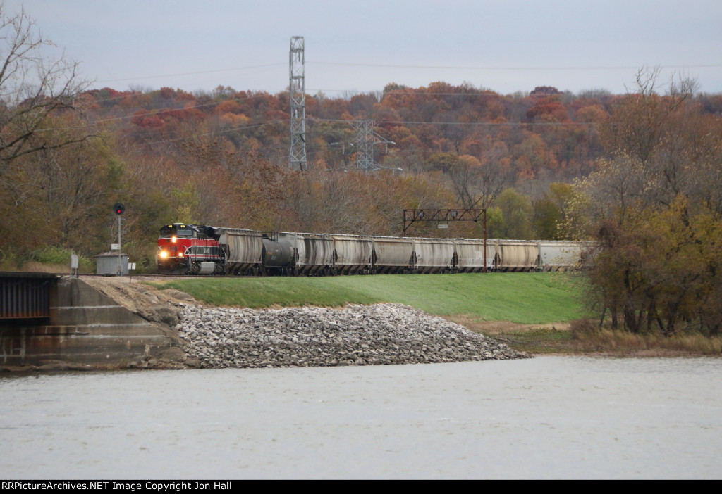 After finishing its yard work, PESI pulls toward the Illinois River bridge